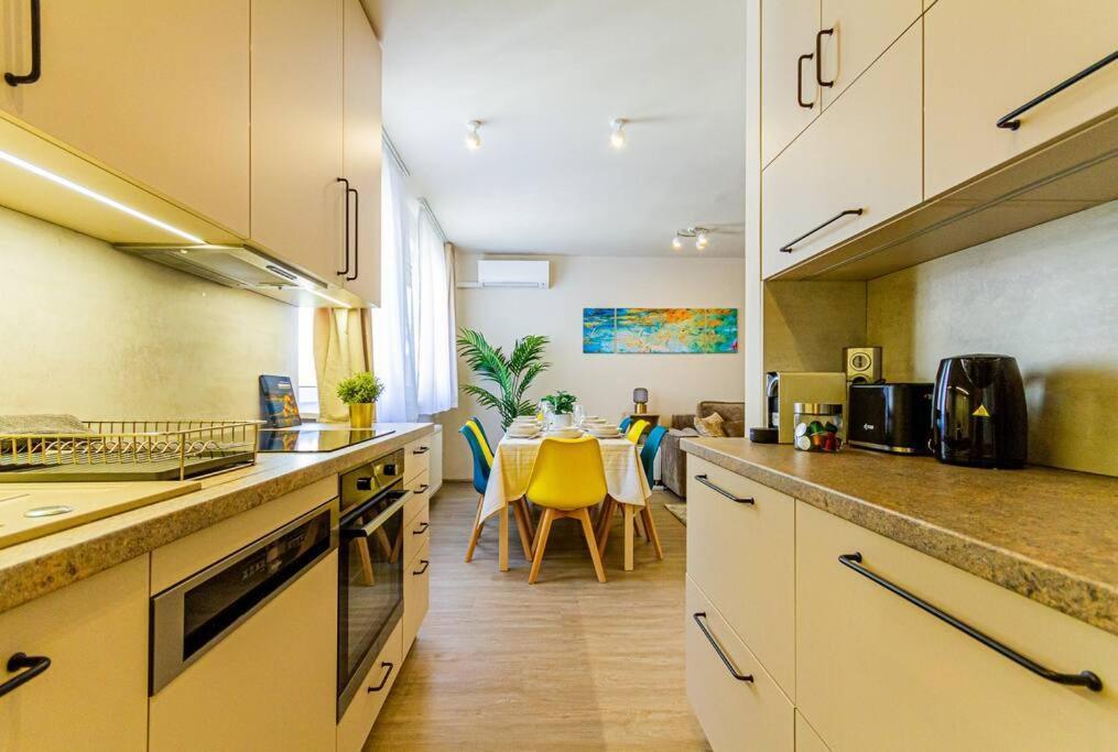 Roomy Apartment 80Sqm At City Center Free Parking Space, Ac & Balcony Budapest Esterno foto